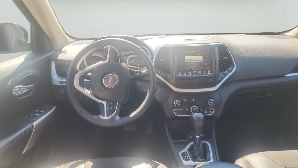 Used 2018 Jeep Cherokee Latitude Plus FWD image 14