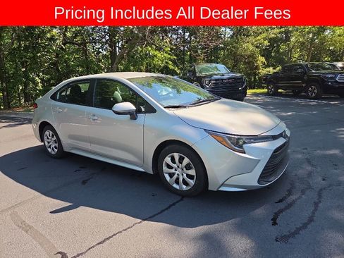 Used 2025 Toyota Corolla LE FWD image 11