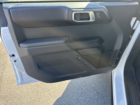 Used 2025 Ford Bronco Badlands image 11