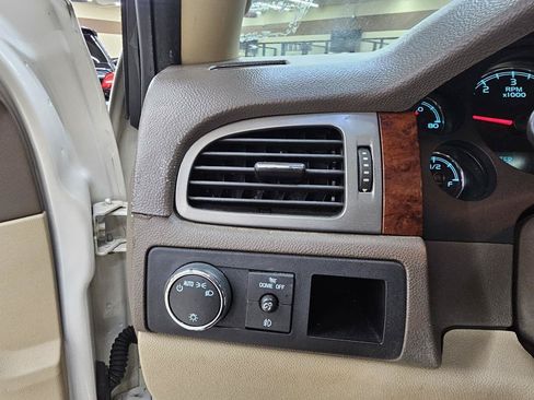Used 2013 Chevrolet Suburban LTZ RWD image 34