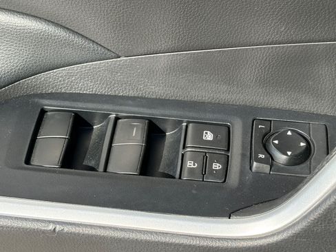 Used 2022 Toyota RAV4 LE FWD image 16