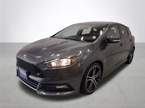 Used 2017 Ford Focus ST image 2