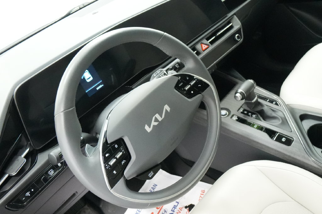 Used 2023 Kia Niro EX FWD image 12