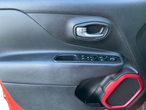 Used 2016 Jeep Renegade Trailhawk w/ Premium Trailhawk Package image 23