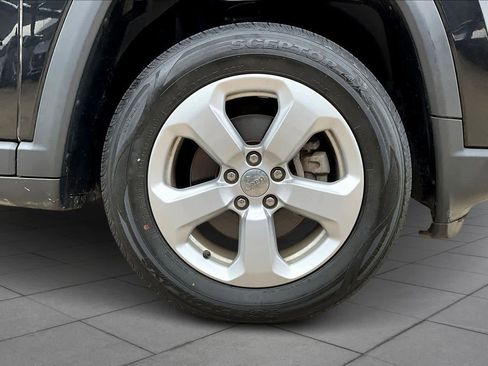 Used 2019 Jeep Compass Latitude w/ Cold Weather Group image 10