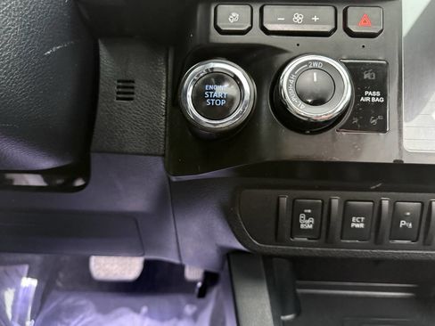 Used 2017 Toyota Tacoma TRD Sport image 22