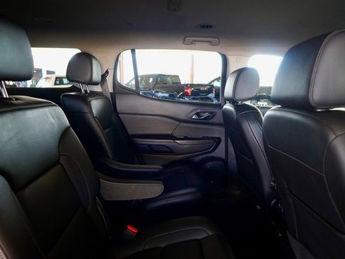 Used 2022 GMC Acadia SLT w/ Elevation Edition image 9