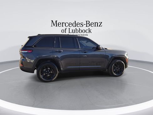 Used 2025 Jeep Grand Cherokee Altitude image 8