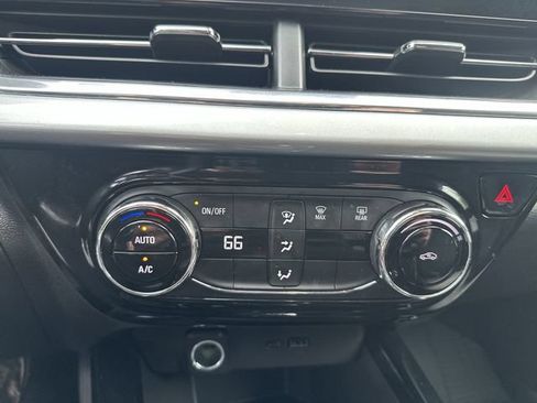 Used 2025 Chevrolet Trax LT FWD image 18