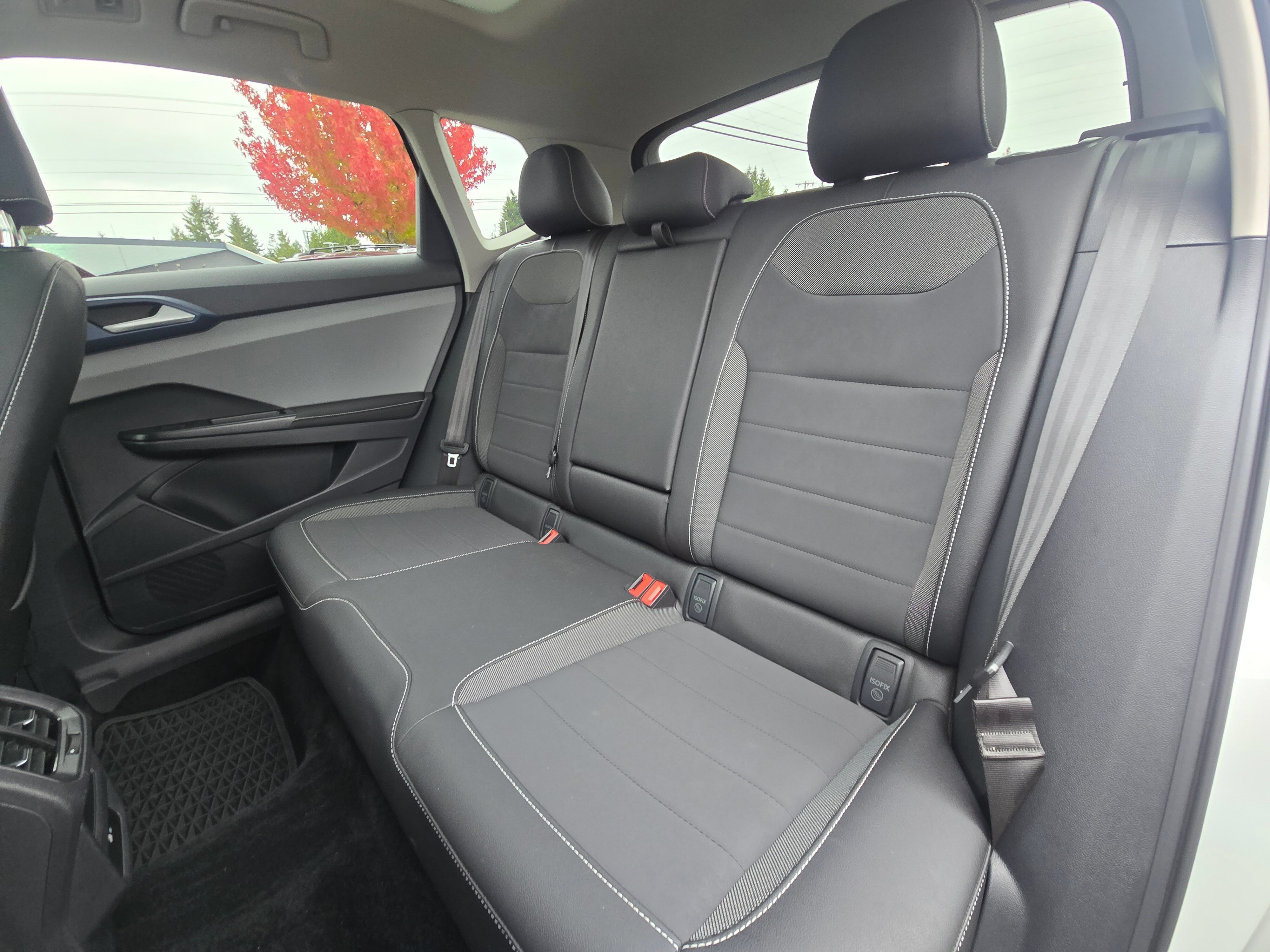 Used 2024 Volkswagen Taos SE w/ Panoramic Sunroof Package AWD/4WD image 17