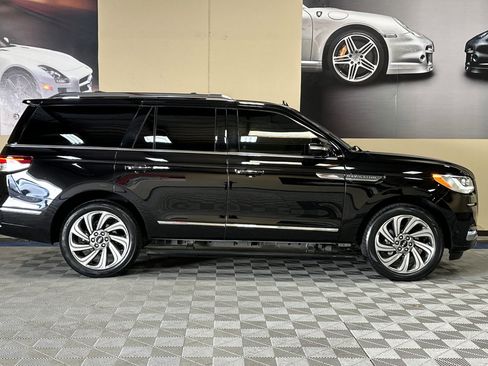 Used 2022 Lincoln Navigator Reserve image 3