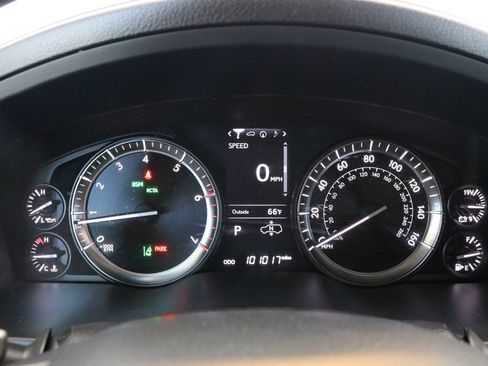 Used 2017 Lexus LX 570 4WD w/ Luxury Package image 23