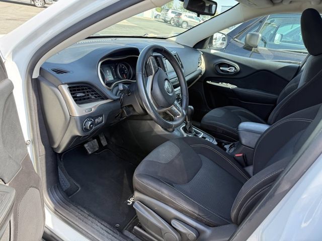 Used 2016 Jeep Cherokee Latitude AWD/4WD image 10