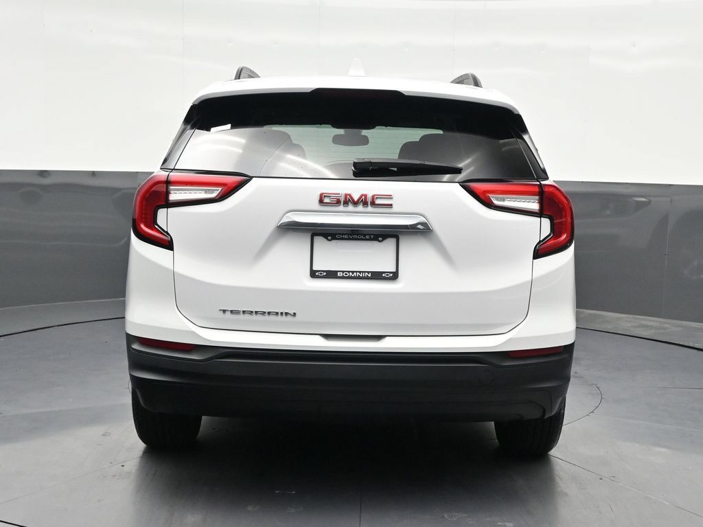 Used 2024 GMC Terrain SLE w/ Driver Convenience Package FWD image 4