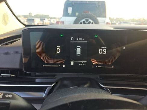Used 2025 Kia Carnival FWD image 12