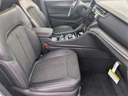 New 2025 Jeep Grand Cherokee Altitude image 31