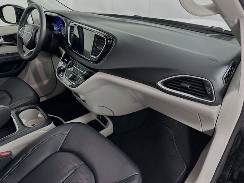 Used 2024 Chrysler Pacifica Touring-L FWD image 29
