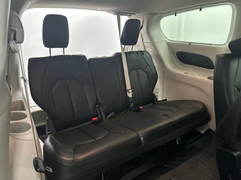 Used 2018 Chrysler Pacifica Touring-L Plus w/ Advanced Safetytec Group FWD image 27
