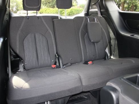 Used 2020 Chrysler Pacifica Touring w/ S Appearance Package FWD image 19
