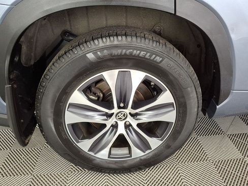 Used 2021 Toyota Highlander XLE AWD/4WD image 19