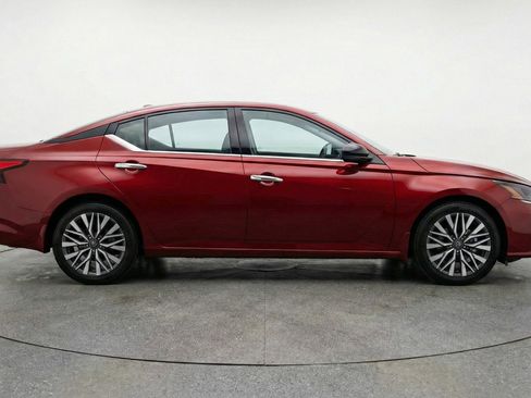 Used 2025 Nissan Altima 2.5 SV image 11