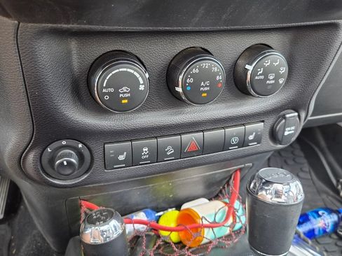 Used 2017 Jeep Wrangler Unlimited Rubicon AWD/4WD image 19