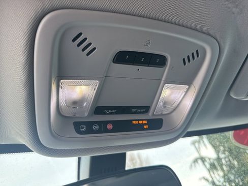 Used 2020 Chevrolet Traverse LT image 27