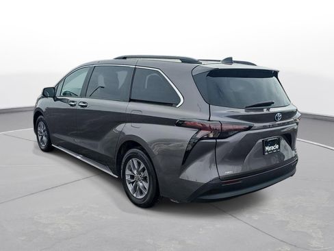 Used 2023 Toyota Sienna XLE image 7