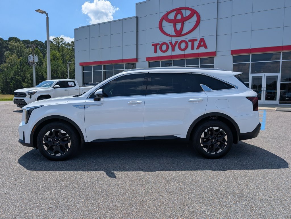 Used 2025 Kia Sorento S FWD image 2