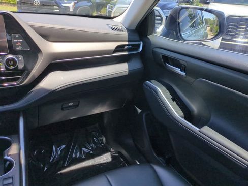Used 2023 Toyota Highlander XLE FWD image 17