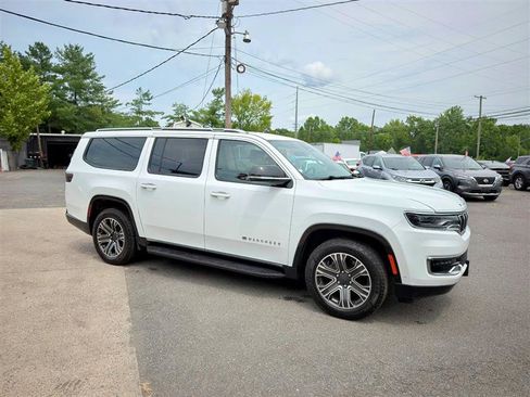 Used 2024 Jeep Wagoneer L Series II RWD image 8