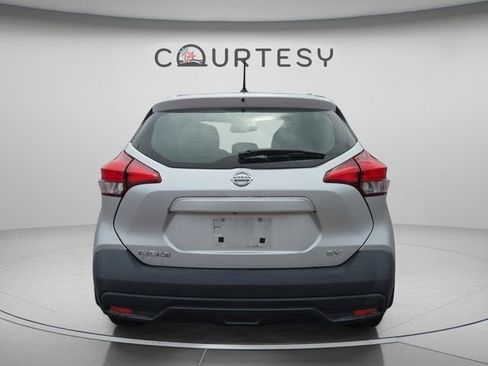 Used 2019 Nissan Kicks SV FWD image 2