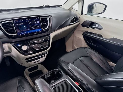 Used 2022 Chrysler Pacifica Touring-L image 22