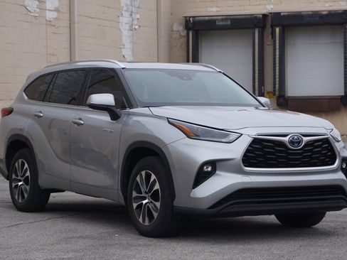 Used 2021 Toyota Highlander XLE image 3