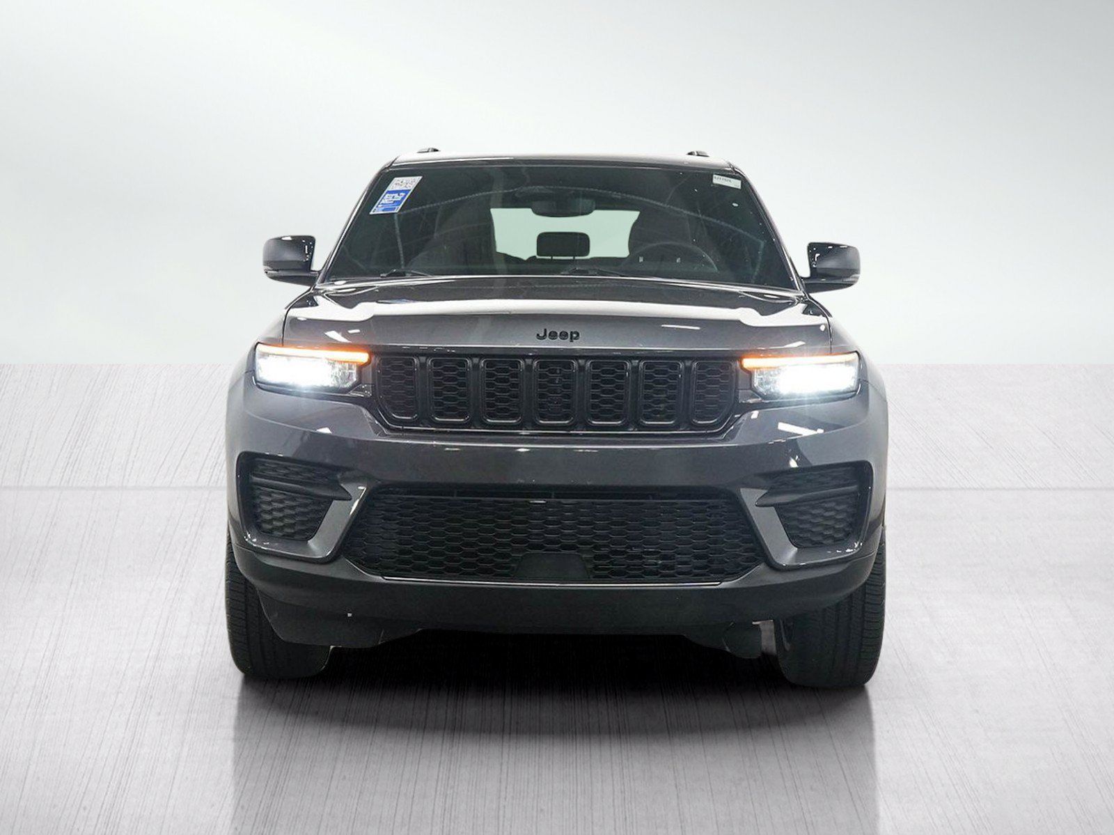 Used 2023 Jeep Grand Cherokee Altitude AWD/4WD image 8