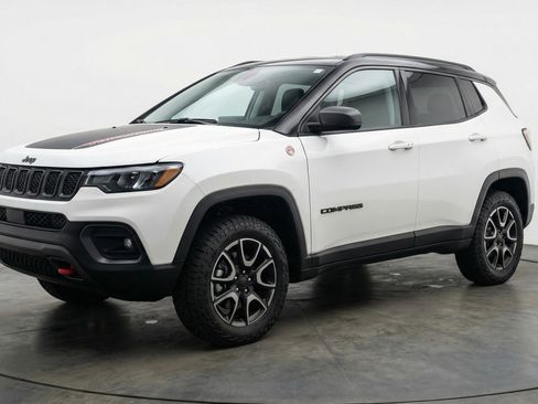 Used 2025 Jeep Compass Trailhawk image 3