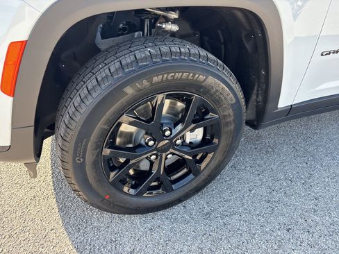 New 2025 Jeep Grand Cherokee L Altitude image 24