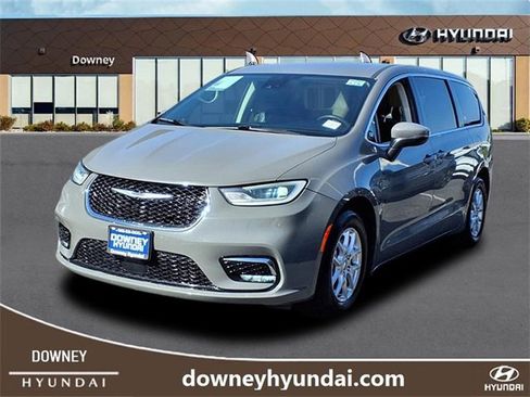 Used 2023 Chrysler Pacifica Touring-L image 1