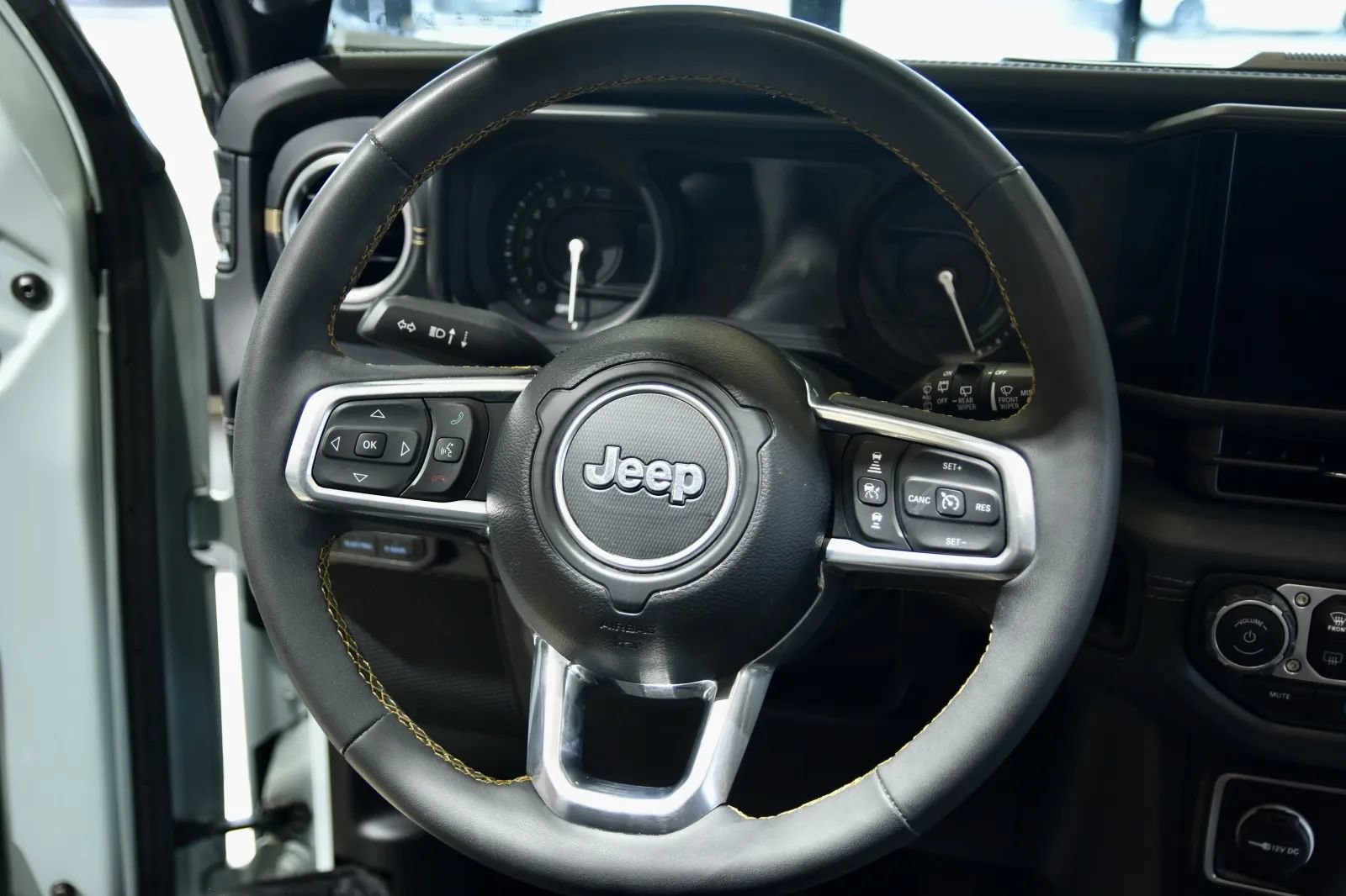 Used 2024 Jeep Wrangler Unlimited Sahara w/ Technology Group AWD/4WD image 20