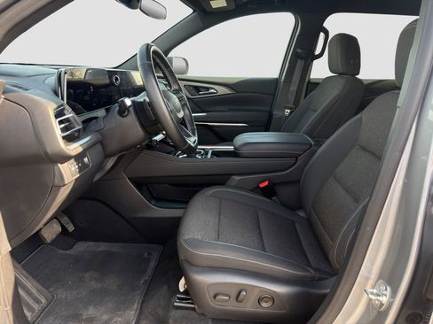 Used 2024 Chevrolet Traverse LT image 9