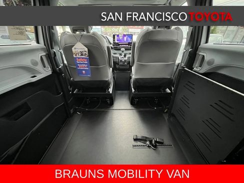 Used 2025 Toyota Sienna XLE image 30