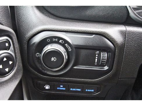 Used 2023 Jeep Wrangler Unlimited Sahara image 19