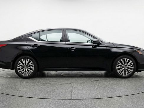 Used 2025 Nissan Altima 2.5 SV FWD image 11