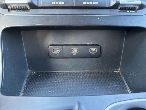 Used 2022 Kia Carnival LX FWD image 15