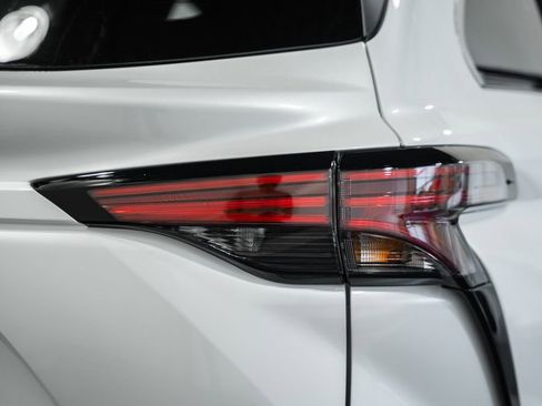 New 2026 Toyota Sienna Platinum image 6