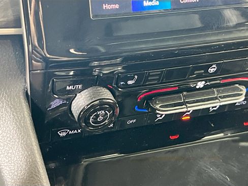 Used 2022 Jeep Grand Cherokee Limited image 19