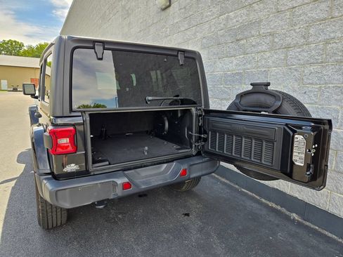 Used 2018 Jeep Wrangler Unlimited Sahara AWD/4WD image 35