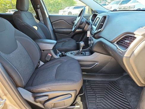 Used 2019 Jeep Cherokee Latitude w/ Popular Appearance Group FWD image 21