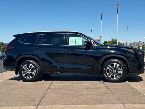 Used 2022 Toyota Highlander XLE AWD/4WD image 3