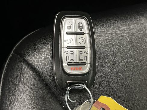 Used 2024 Chrysler Pacifica Touring-L image 27